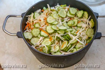 Фотографии рецепта Салат из капусты с огурцами и морковью по-корейски (на зиму), 04 Салат из капусты с огурцами и морковью по-корейски (на зиму), Шаг 04
