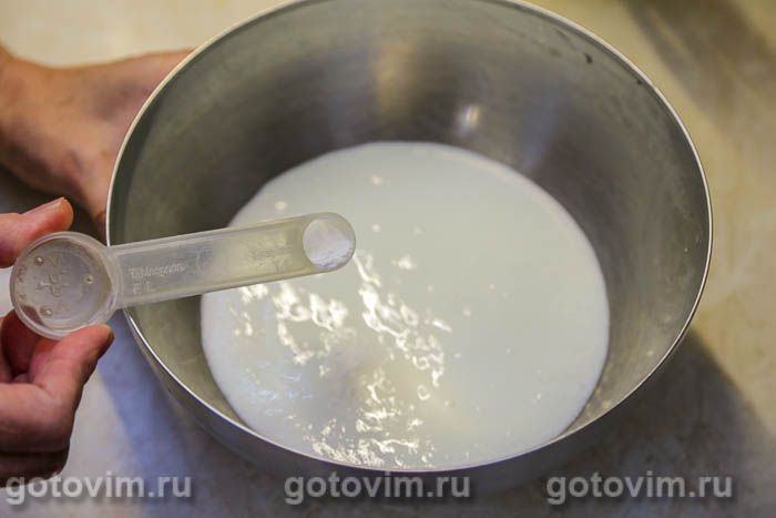 Фотографии рецепта Оладьи на кефире с крахмалом и черной смородиной, 02 Оладьи на кефире с крахмалом и черной смородиной, Шаг 02