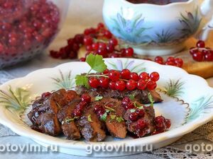 Жареная оленина с соусом из красной смородины