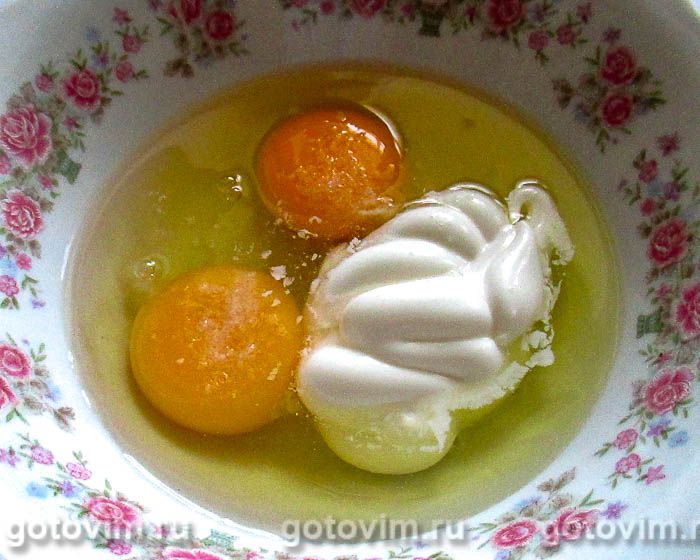 Фотографии рецепта Омлет, фаршированный колбасой и помидорами, в мультиварке, 02 Омлет, фаршированный колбасой и помидорами, в мультиварке, Шаг 02