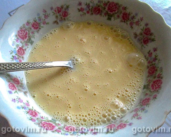 Фотографии рецепта Омлет, фаршированный колбасой и помидорами, в мультиварке, 03 Омлет, фаршированный колбасой и помидорами, в мультиварке, Шаг 03