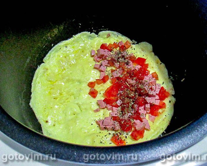 Фотографии рецепта Омлет, фаршированный колбасой и помидорами, в мультиварке, 05 Омлет, фаршированный колбасой и помидорами, в мультиварке, Шаг 05
