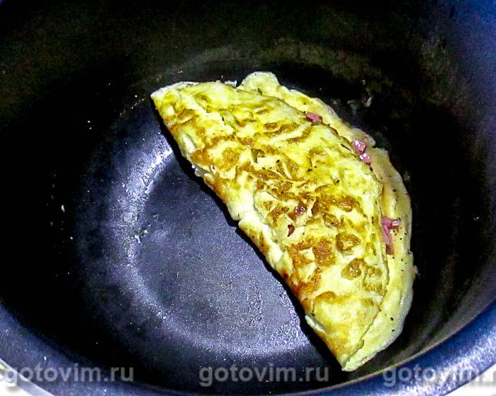 Фотографии рецепта Омлет, фаршированный колбасой и помидорами, в мультиварке, 06 Омлет, фаршированный колбасой и помидорами, в мультиварке, Шаг 06