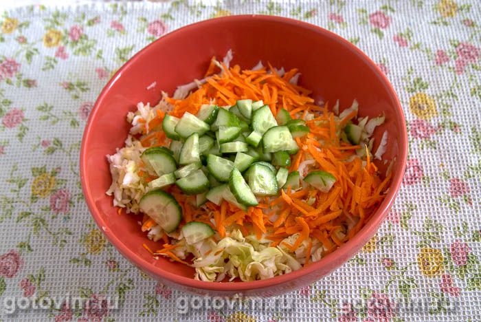 Фотографии рецепта Салат из молодой капусты и огурцов с куркумой (для шашлыка и гриля), 03 Салат из молодой капусты и огурцов с куркумой (для шашлыка и гриля), Шаг 03