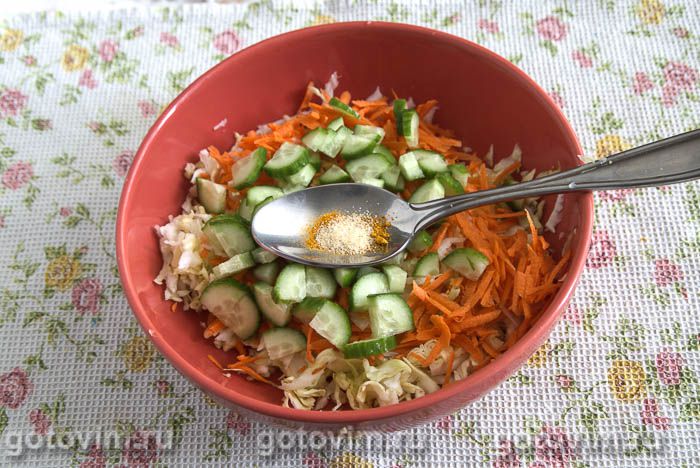 Фотографии рецепта Салат из молодой капусты и огурцов с куркумой (для шашлыка и гриля), 04 Салат из молодой капусты и огурцов с куркумой (для шашлыка и гриля), Шаг 04