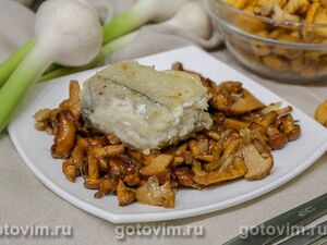 Пикша, жаренная с лисичками в мультиварке