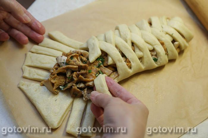 Фотографии рецепта Пирог плетенка с курицей и лисичками, 09 Пирог плетенка с курицей и лисичками, Шаг 09