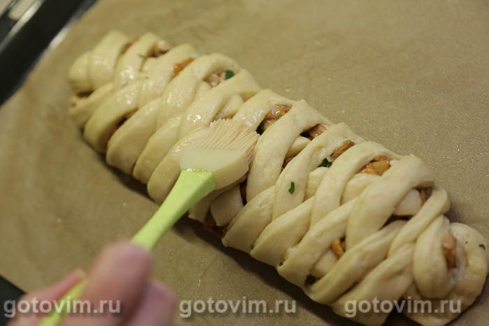 Фотографии рецепта Пирог плетенка с курицей и лисичками, 10 Пирог плетенка с курицей и лисичками, Шаг 10