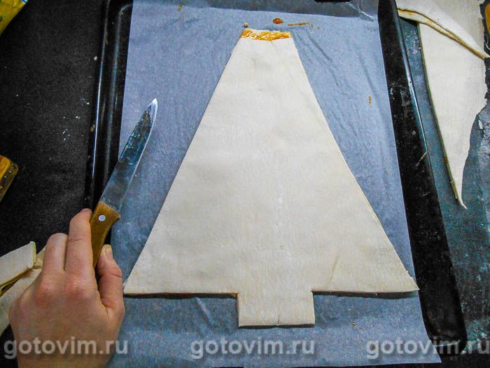 Фотографии рецепта Пирог «Елочка» из слоеного теста с абрикосовым джемом, 04 Пирог «Елочка» из слоеного теста с абрикосовым джемом, Шаг 04