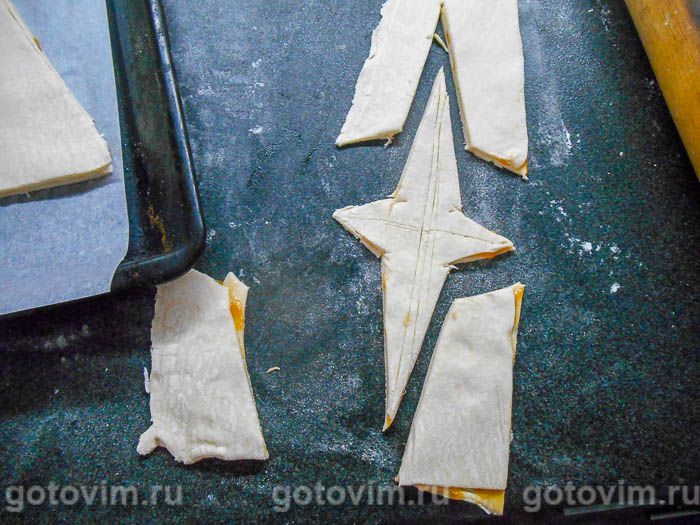 Фотографии рецепта Пирог «Елочка» из слоеного теста с абрикосовым джемом, 05 Пирог «Елочка» из слоеного теста с абрикосовым джемом, Шаг 05