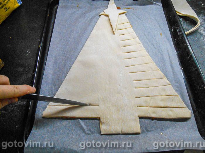 Фотографии рецепта Пирог «Елочка» из слоеного теста с абрикосовым джемом, 06 Пирог «Елочка» из слоеного теста с абрикосовым джемом, Шаг 06