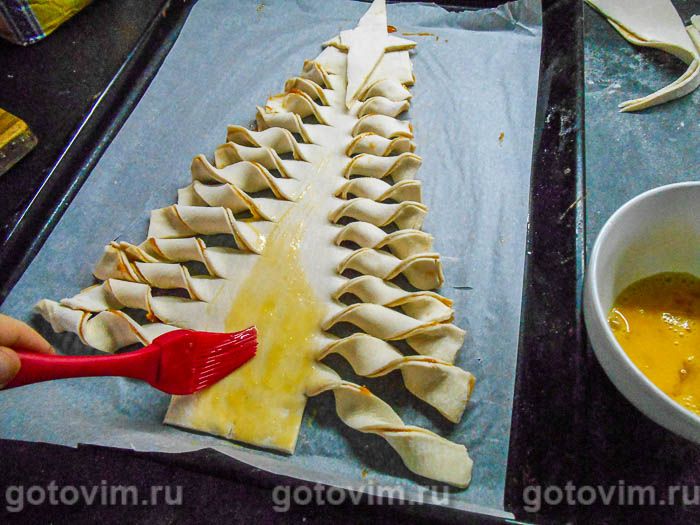 Фотографии рецепта Пирог «Елочка» из слоеного теста с абрикосовым джемом, 08 Пирог «Елочка» из слоеного теста с абрикосовым джемом, Шаг 08