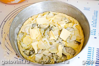 Фотографии рецепта Пирог с картошкой и солеными огурцами, 07 Пирог с картошкой и солеными огурцами, Шаг 07