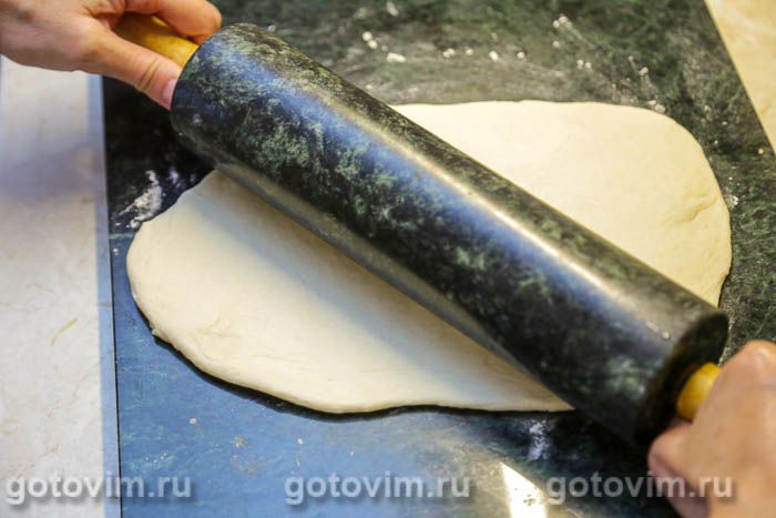 Фотографии рецепта Пирог-плетенка с колбаской для жарки и спаржей с чесноком, 04 Пирог-плетенка с колбаской для жарки и спаржей с чесноком, Шаг 04