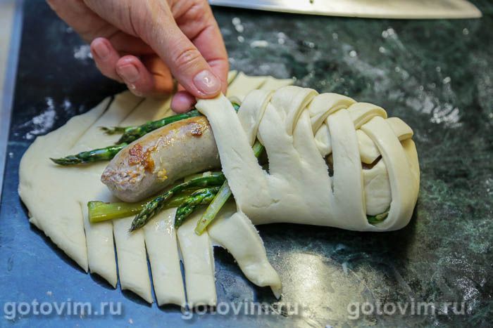 Фотографии рецепта Пирог-плетенка с колбаской для жарки и спаржей с чесноком, 08 Пирог-плетенка с колбаской для жарки и спаржей с чесноком, Шаг 08