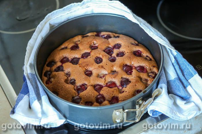 Фотографии рецепта Шоколадный пирог с вишней, 05 Шоколадный пирог с вишней, Шаг 05