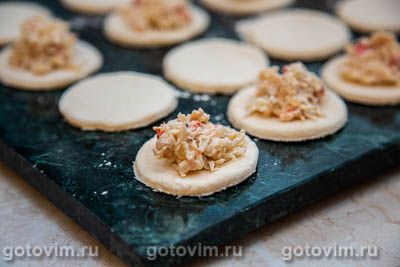 Фотографии рецепта Слоеные пирожки с крабовым мясом, 05 Слоеные пирожки с крабовым мясом, Шаг 05
