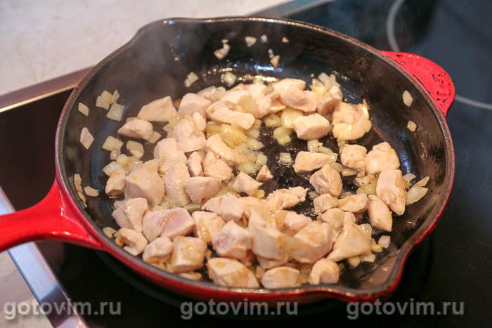 Фотографии рецепта Пирог на сковороде с курицей и грибами, 03 Пирог на сковороде с курицей и грибами, Шаг 03