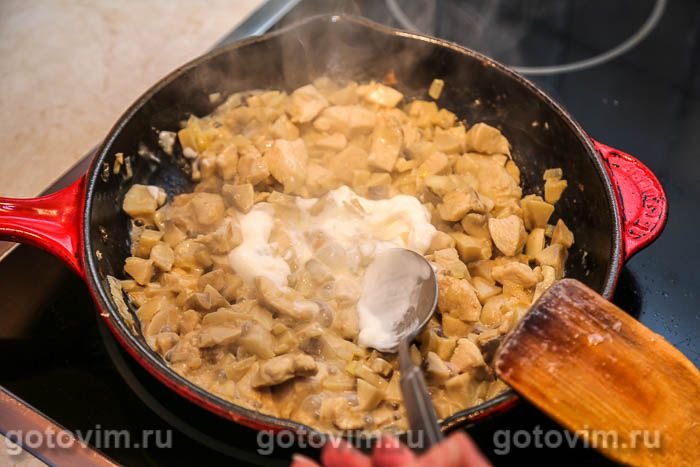 Фотографии рецепта Пирог на сковороде с курицей и грибами, 05 Пирог на сковороде с курицей и грибами, Шаг 05