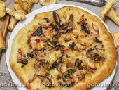 Пицца с белыми грибами, моцареллой и копченой курицей