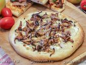 Пицца с лисичками и сыром с голубой плесенью