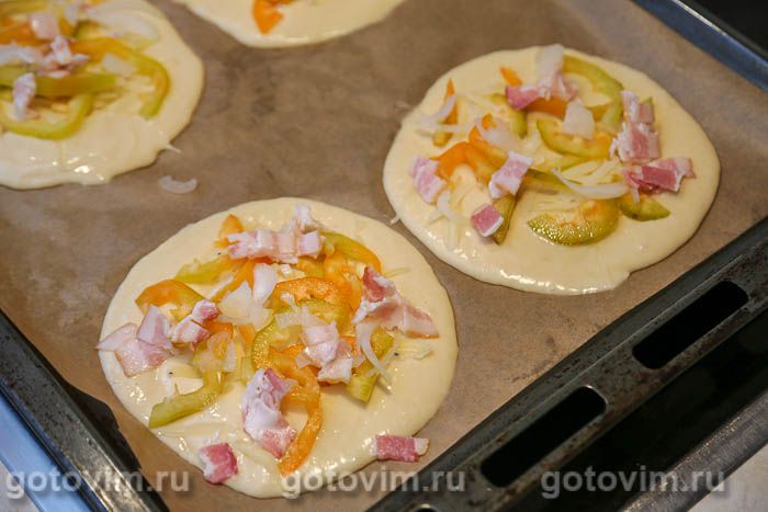 Фотографии рецепта Пицца на кефире с беконом и фрикадельками, 12 Пицца на кефире с беконом и фрикадельками, Шаг 12