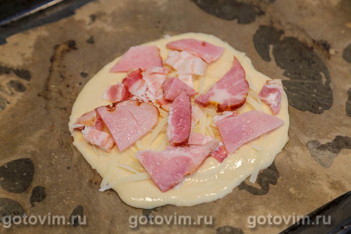 Фотографии рецепта Пицца на кефире с ветчиной, сыром, беконом и помидорами, 07 Пицца на кефире с ветчиной, сыром, беконом и помидорами, Шаг 07