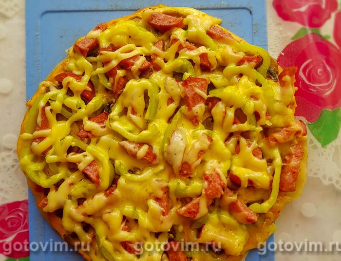 Пицца на сковороде с грибами, колбасой и сладким перцем. Фотография рецепта Пицца на сковороде с грибами, колбасой и сладким перцем. Фотография рецепта