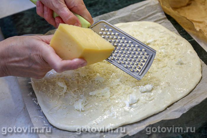 Фотографии рецепта Пицца с окороком, сыром и сырым яйцом, 04 Пицца с окороком, сыром и сырым яйцом, Шаг 04