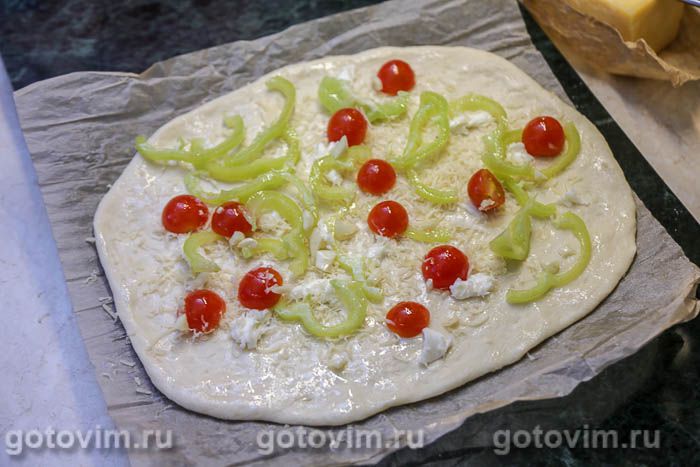 Фотографии рецепта Пицца с окороком, сыром и сырым яйцом, 05 Пицца с окороком, сыром и сырым яйцом, Шаг 05