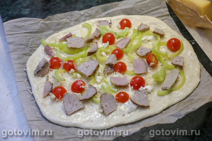 Фотографии рецепта Пицца с окороком, сыром и сырым яйцом, 06 Пицца с окороком, сыром и сырым яйцом, Шаг 06