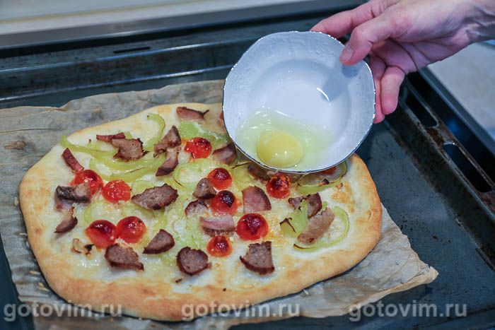 Фотографии рецепта Пицца с окороком, сыром и сырым яйцом, 07 Пицца с окороком, сыром и сырым яйцом, Шаг 07