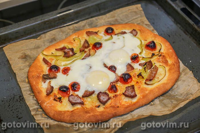 Фотографии рецепта Пицца с окороком, сыром и сырым яйцом, 08 Пицца с окороком, сыром и сырым яйцом, Шаг 08