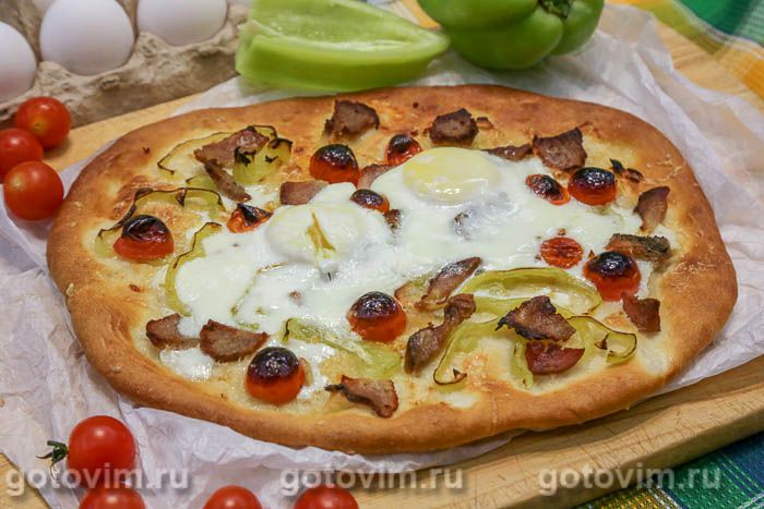 Пицца с окороком, сыром и сырым яйцом. Фотография рецепта Пицца с окороком, сыром и сырым яйцом. Фотография рецепта