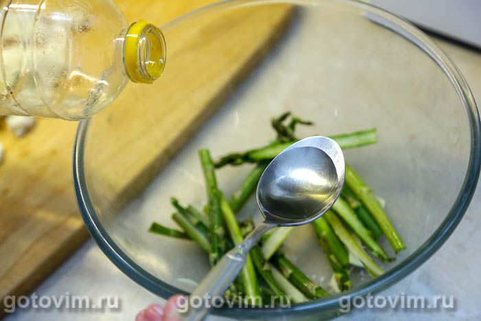 Фотографии рецепта Пицца со спаржей, чесноком и сыром моцарелла , 02 Пицца со спаржей, чесноком и сыром моцарелла , Шаг 02