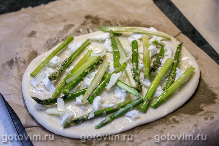 Фотографии рецепта Пицца со спаржей, чесноком и сыром моцарелла , 08 Пицца со спаржей, чесноком и сыром моцарелла , Шаг 08