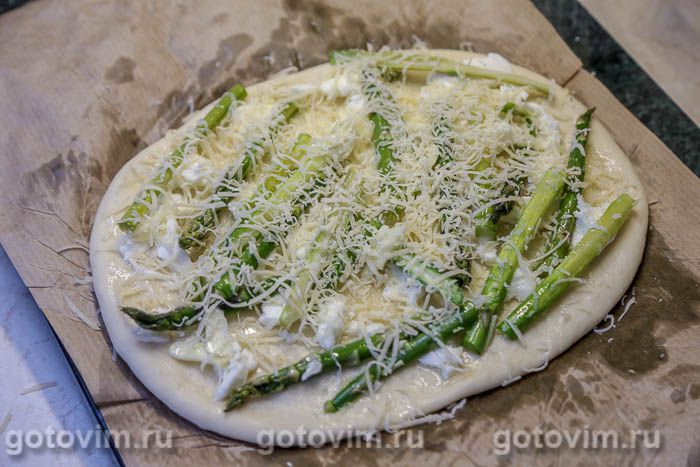 Фотографии рецепта Пицца со спаржей, чесноком и сыром моцарелла , 09 Пицца со спаржей, чесноком и сыром моцарелла , Шаг 09