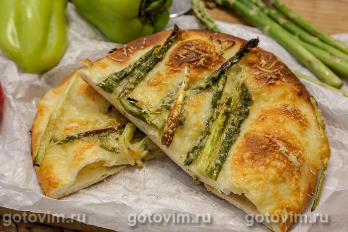 Пицца со спаржей, чесноком и сыром моцарелла . Фотография рецепта Пицца со спаржей, чесноком и сыром моцарелла . Фотография рецепта