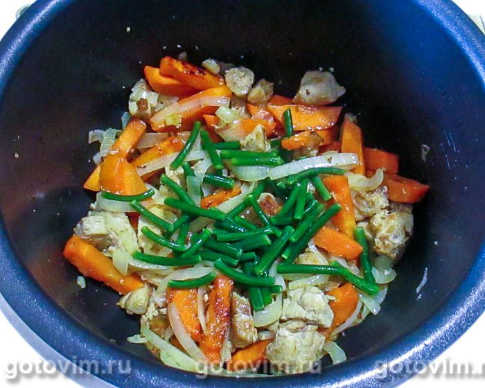 Фотографии рецепта Плов с куриным филе и чесночными стрелками в мультиварке, 07 Плов с куриным филе и чесночными стрелками в мультиварке, Шаг 07