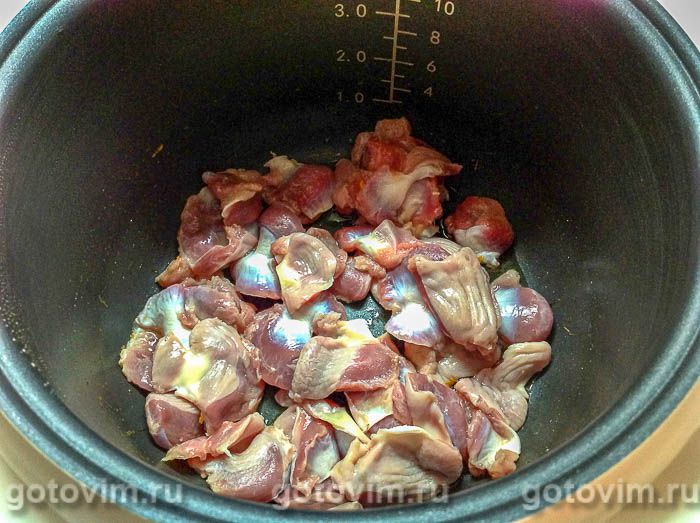 Фотографии рецепта Плов с куриными желудками и грибами в мультиварке, 03 Плов с куриными желудками и грибами в мультиварке, Шаг 03