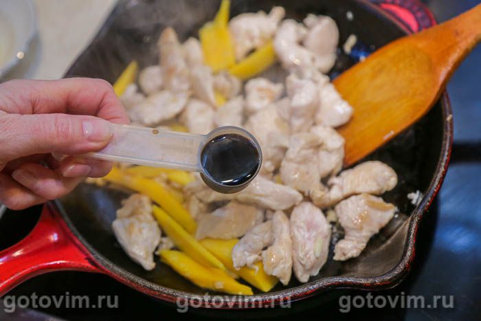 Фотографии рецепта Поке с жареной куриной грудкой в соусе терияки, манго, авокадо и бобами эдамаме, 09 Поке с жареной куриной грудкой в соусе терияки, манго, авокадо и бобами эдамаме, Шаг 09