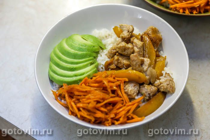 Фотографии рецепта Поке с жареной куриной грудкой в соусе терияки, манго, авокадо и бобами эдамаме, 13 Поке с жареной куриной грудкой в соусе терияки, манго, авокадо и бобами эдамаме, Шаг 13