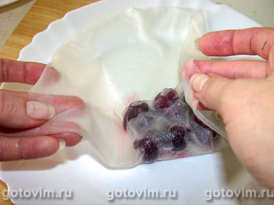 Фотографии рецепта Рисовые блинчики с ягодами и фруктами (спринг роллы), 03 Рисовые блинчики с ягодами и фруктами (спринг роллы), Шаг 03