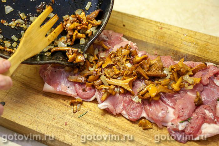 Фотографии рецепта Рулет из свиной рульки с грибной начинкой из лисичек, 09 Рулет из свиной рульки с грибной начинкой из лисичек, Шаг 09
