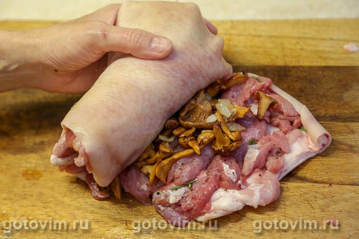 Фотографии рецепта Рулет из свиной рульки с грибной начинкой из лисичек, 10 Рулет из свиной рульки с грибной начинкой из лисичек, Шаг 10