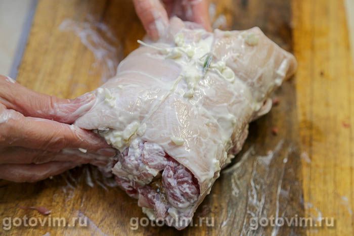 Фотографии рецепта Рулет из свиной рульки с грибной начинкой из лисичек, 12 Рулет из свиной рульки с грибной начинкой из лисичек, Шаг 12