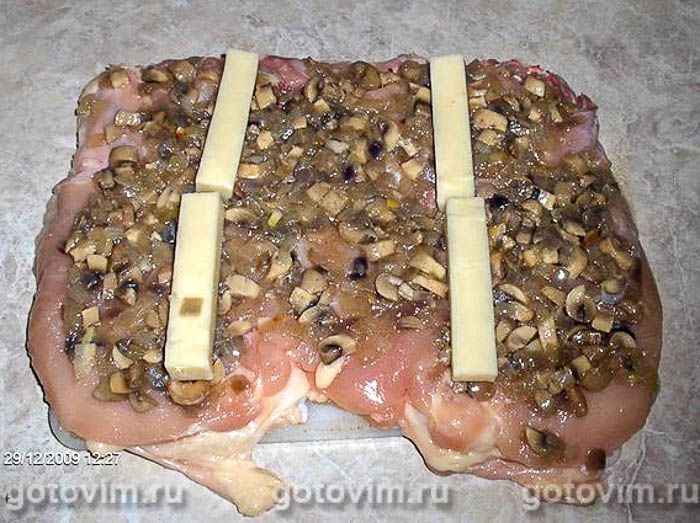 Фотографии рецепта Рулет из курицы с грибами и моцареллой, 02 Рулет из курицы с грибами и моцареллой, Шаг 02