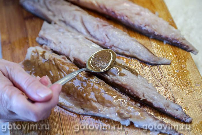 Фотографии рецепта Рулет из скумбрии в горчичном маринаде, 05 Рулет из скумбрии в горчичном маринаде, Шаг 05