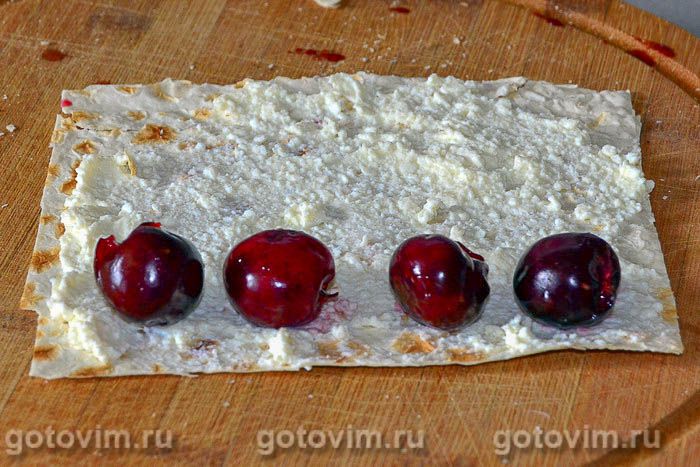 Фотографии рецепта Рулетики из лаваша с творогом и вишней, 04 Рулетики из лаваша с творогом и вишней, Шаг 04