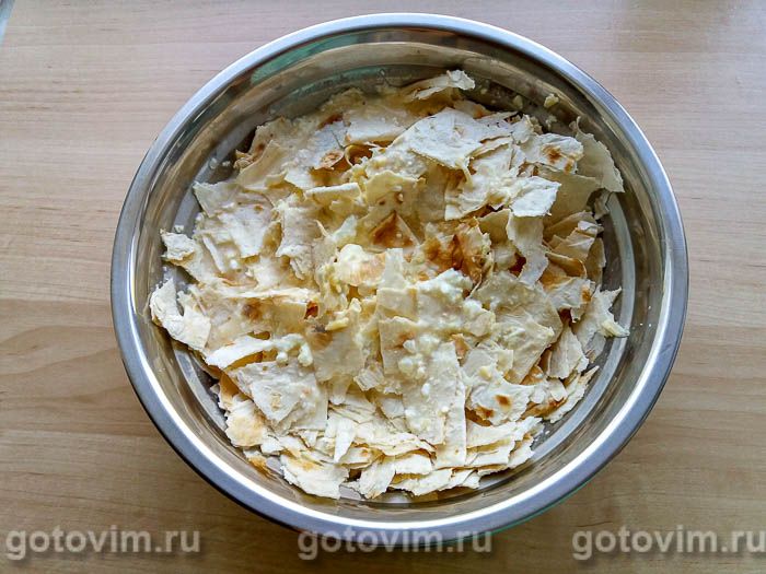 Фотографии рецепта Рваный пирог из лаваша с сыром, творогом и зеленью, 05 Рваный пирог из лаваша с сыром, творогом и зеленью, Шаг 05